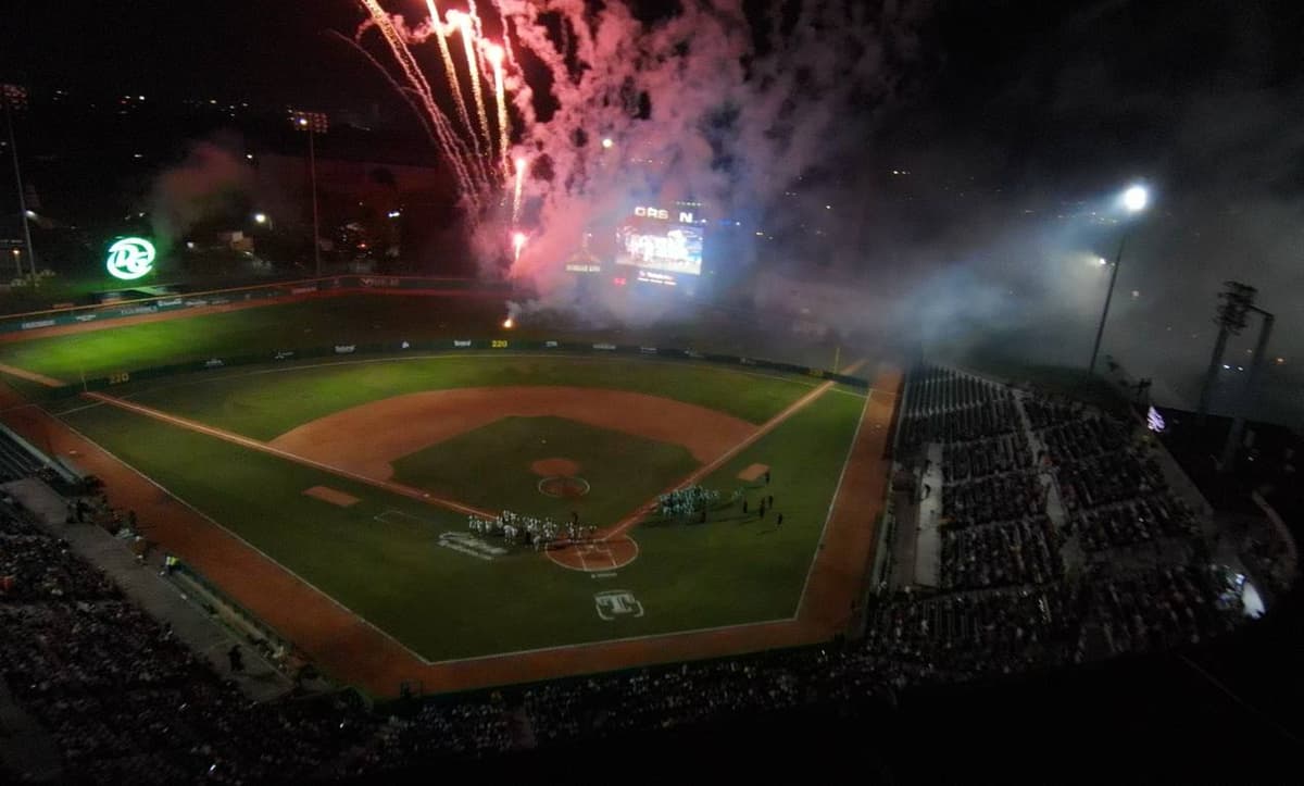 Escarlatas se llevan el juego inaugural