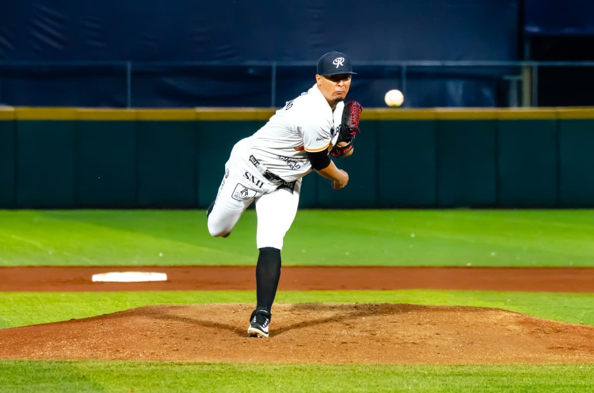 Joya de pitcheo de Medrano guía a Rieleros a triunfo frente a Sultanes
