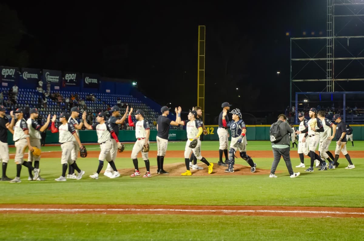Comandados por el brazo de Julio Teherán, Sultanes apaga a Rieleros y avanzan a las Series de Zona
