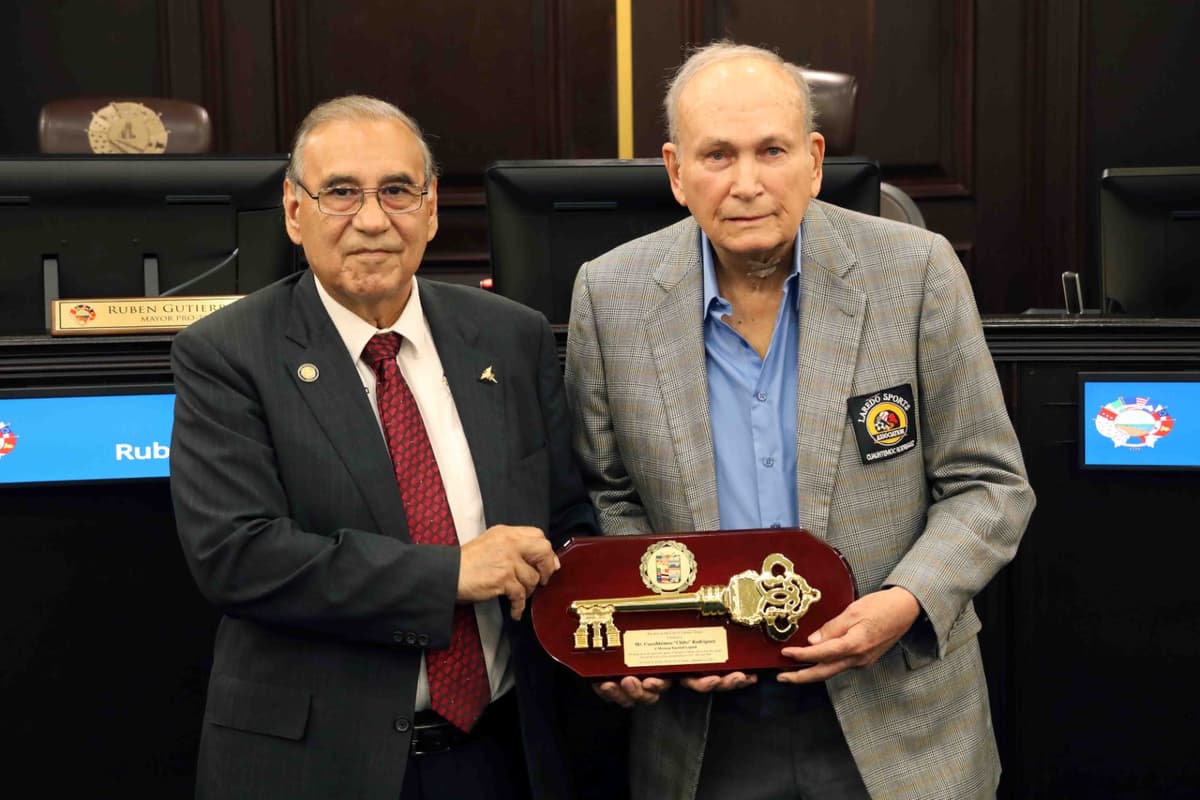 Recibe ‘Chito’ Rodríguez Llaves de la Ciudad de Laredo