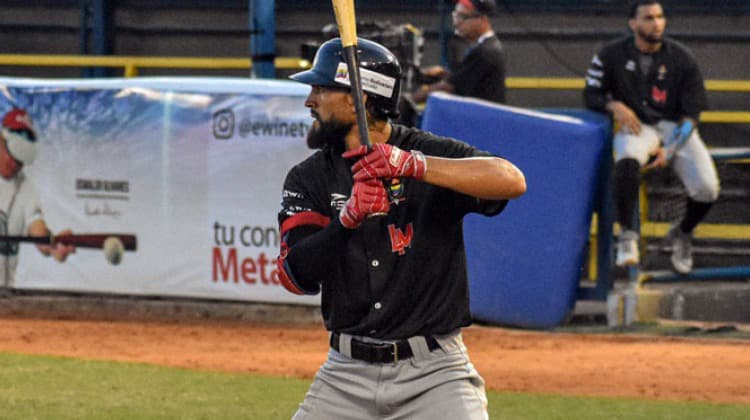 El outfielder Miguel Aparicio se suma al vuelo emplumado