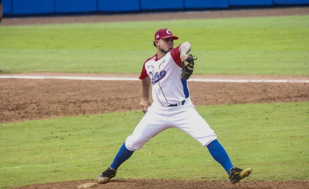 Reynaldo Álvarez llega a reforzar el bullpen melenudo