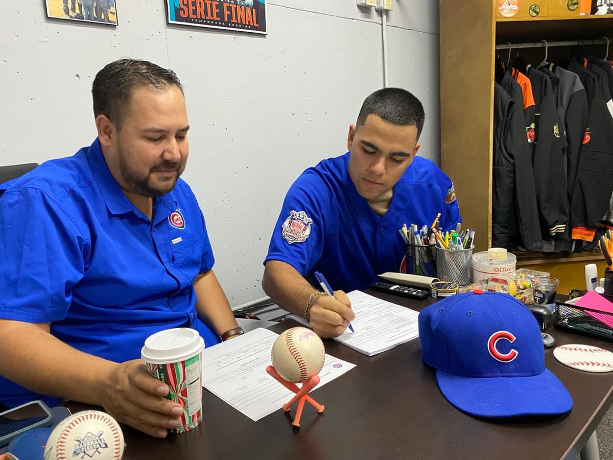Los Cachorros de Chicago firman a Anhuar García