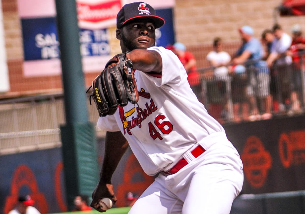 El relevista dominicano Ramón Santos llega a los Leones