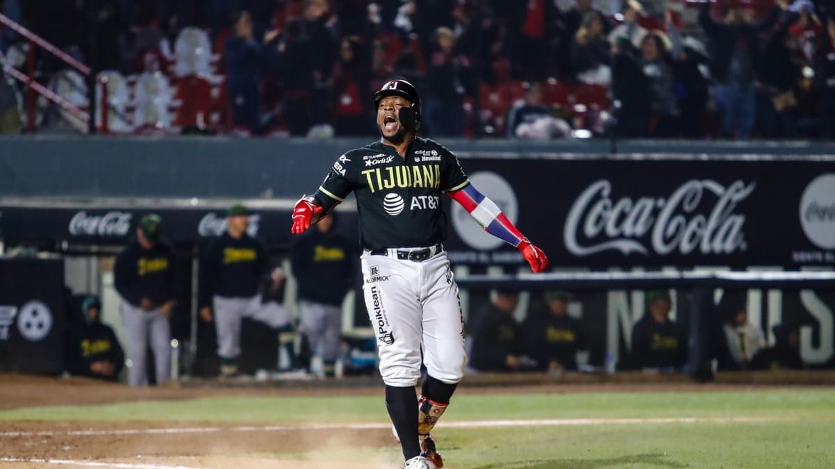 Leandro Castro al izquierdo de la Novena de Hierro