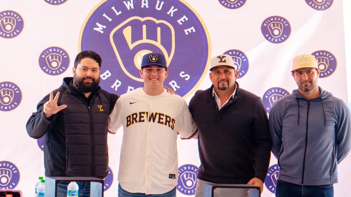 Luis Aguayo firma con los Cerveceros de Milwaukee